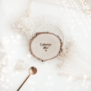 Naturalna drewniana podkładka pod kubek - napis cudownego dnia dla bliskiej osoby na urodziny