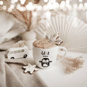 Biały kubek porcelanowy 300 ml - napis Let it snow dla miłośników zimy na Boże Narodzenie