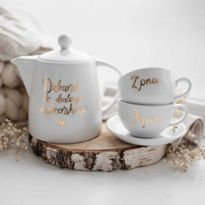 Zestaw - biały dzbanek porcelanowy do dialogu 1 litr i 2 białe filiżanki porcelanowe ze spodkami 250 ml - złoty napis żona i mąż dla małżeństwa na rocznicę ślubu