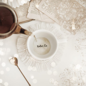 Biały kubek porcelanowy 300 ml - złote serce i napis kocham cię na dnie na walentynki dla ukochanej osoby