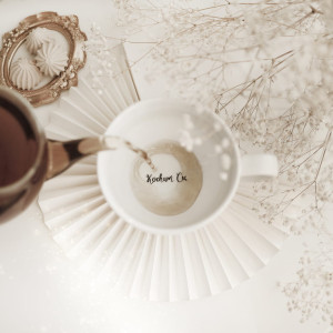 Biały kubek porcelanowy 500 ml - złote serce i napis kocham cię na dnie na walentynki dla ukochanej osoby