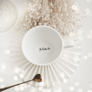 Biały kubek porcelanowy 500 ml - motyw złotego serca z ukrytym napisem Ja Ciebie też na dnie dla bliskiej osoby na walentynki