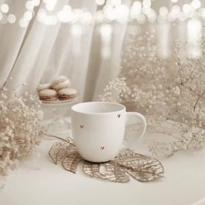 Biały kubek porcelanowy 300 ml - Motyw złotych serduszek na walentynki dla ukochanej osoby