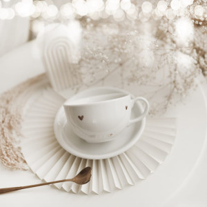 Biała filiżanka porcelanowa 250 ml ze spodkiem - Motyw złotych serduszek na walentynki dla niej