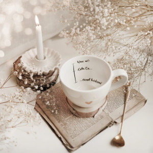 Biały kubek porcelanowy 500 ml - motyw złotego serca z miarką i napisem lubię Cię dla bliskiej osoby na walentynki