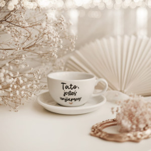 Biała filiżanka porcelanowa 250 ml ze spodkiem - motyw złotego serca z napisem Tato jesteś najlepszy dla taty na Dzień Ojca