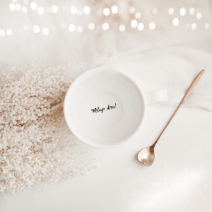 Biały kubek porcelanowy 500 ml - złote serce i napis na dnie miłego dnia dla koleżanki z pracy na imieniny