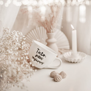 Biały kubek porcelanowy 500 ml - napis tato jesteś najlepszy ze złotym sercem dla taty na Dzień Ojca