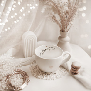 Biały kubek porcelanowy 500 ml - motyw złotego serca z kocią łapką dla miłośnika kotów na urodziny