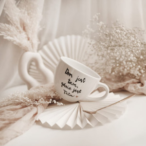 Biały kubek porcelanowy 500 ml - motyw złotego serca z napisem Dom jest tam gdzie jest tata dla taty na Dzień Ojca