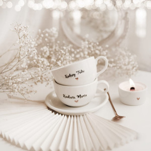 Prezent na ślub - Zestaw 2 białych filiżanek porcelanowych 250 ml ze spodkami - motyw złotego serca i napisów kochana mama kochany tata dla rodziców na rocznicę ślubu