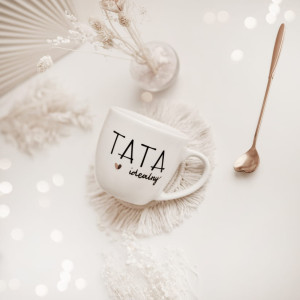 Biały kubek porcelanowy 300 ml - napis tata idealny ze złotym sercem dla taty na dzień ojca