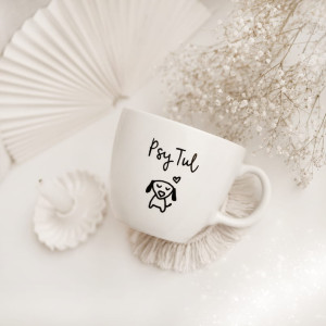 Biały kubek porcelanowy 1 litra - motyw tulących się psów dla miłośnika psów na urodziny