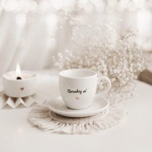 Biała filiżanka porcelanowa do espresso ze spodkiem 100 ml - napis uśmiechnij się ze złotym sercem dla przyjaciółki na urodziny