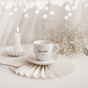 Biała filiżanka porcelanowa do espresso ze spodkiem 100 ml - napis Dzień dobry ze złotym sercem dla miłośnika kawy na urodziny