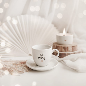 Biała filiżanka porcelanowa do espresso ze spodkiem 100 ml - napis Łyk mocy ze złotym sercem dla miłośnika kawy na urodziny