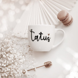 Biały Kubek Porcelanowy 300 ml - Napis Tatuś z Motywem Złotego Serca na Dzień Ojca dla Taty