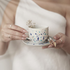 Biała ręcznie malowana filiżanka porcelanowa 200 ml ze spodkiem z cienkim rantem - motyw błękitnych kropek zdobionych złotem dla kolekcjonerów porcelany na rocznicę