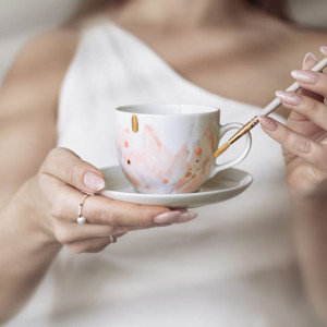 Biała filiżanka porcelanowa ręcznie malowana 200 ml ze spodkiem z cienkim rantem dla koneserki kawy na urodziny