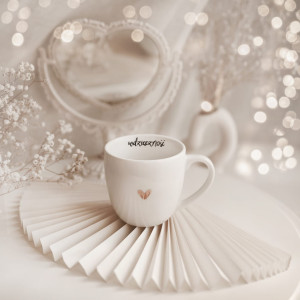 Biały kubek porcelanowy 300 ml - motyw złotego serca i napisu wdzięczność dla bliskiej osoby na podziękowanie