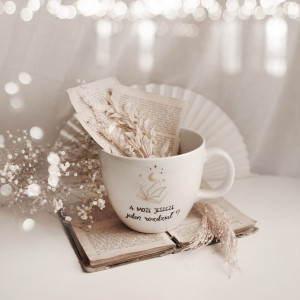 Biały kubek porcelanowy 1 litra - napis A może jeszcze jeden rozdział dla miłośnika książek na urodziny