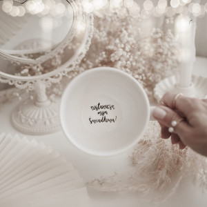 Biały Kubek Porcelanowy 500 ml - Motyw Złotego Serca z Pytaniem Zostaniesz Moją Świadkową na Dnie dla Przyjaciółki na Wieczór Panieński