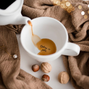 Biały Kubek Porcelanowy 500 ml - Motyw Złotego Serca z Napisem Dobrze, że Jesteś na Dnie dla Ukochanej Osoby na Walentynki