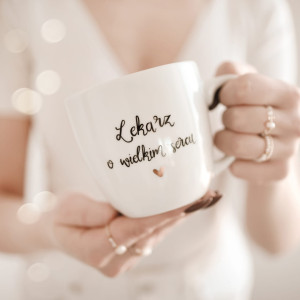 Biały kubek porcelanowy z personalizacją 300 ml - motyw złotego serca z napisem Lekarz o wielkim sercu dla lekarza na każdą okazję
