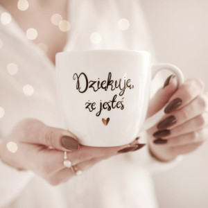 Biały kubek porcelanowy 300 ml - motyw złotego serca dla bliskiej osoby na walentynki