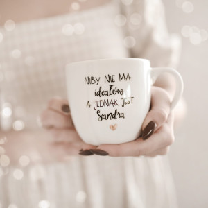 Kubek 300 ml - NIBY NIE MA ideałów A JEDNAK JEST + Imię ZŁOTE SERCE