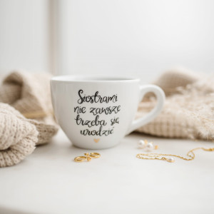Biały kubek porcelanowy 500 ml - złote serce i napis siostrami nie zawsze trzeba się urodzić na urodziny dla przyjaciółki