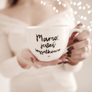 Biały kubek porcelanowy 500 ml - motyw złotego serca i napisu mamo jesteś wyjątkowa dla mamy na Dzień Matki
