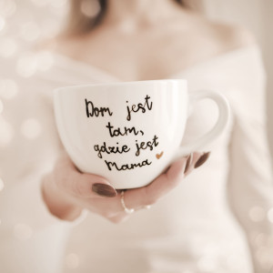 Biały kubek porcelanowy 500 ml - motyw złotego serca i napisu dom jest tam, gdzie jest mama dla mamy na Dzień Matki