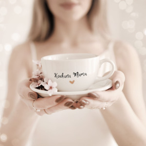Biała filiżanka porcelanowa 250 ml ze spodkiem - motyw złotego serca dla mamy na dzień matki