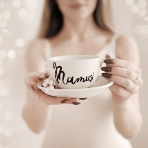 Biała filiżanka porcelanowa 250 ml ze spodkiem - motyw złotego serca z napisem Mamuś dla mamy na Dzień Matki