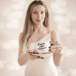 Biała filiżanka porcelanowa 250 ml ze spodkiem - motyw złotego serca z napisem Mamo jesteś wyjątkowa dla mamy na Dzień Matki