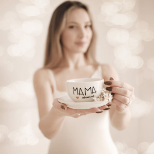 Biała filiżanka porcelanowa ze spodkiem 250 ml - napis Mama idealna ze złotym sercem dla mamy na Dzień Matki