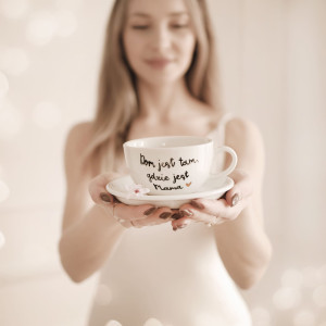 Biała filiżanka porcelanowa ze spodkiem 250 ml - napis Dom jest tam gdzie jest mama ze złotym sercem dla mamy na Dzień Matki