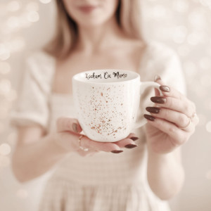 Biały kubek porcelanowy 300 ml - napis Kocham Cię Mamo nakrapiany złotem dla mamy na Dzień Matki