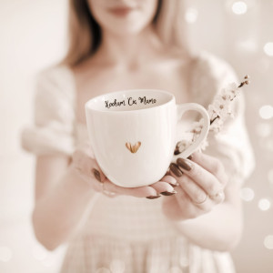 Biały kubek porcelanowy 300 ml - napis kocham cię mamo wewnątrz ze złotym sercem na dzień matki dla mamy