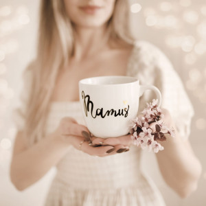 Biały kubek porcelanowy 300 ml - motyw złotego serca dla mamy na dzień matki