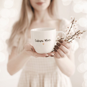 Biały kubek porcelanowy 300 ml - napis cudowna mama ze złotym sercem dla mamy na Dzień Mamy
