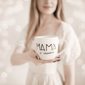 Biały kubek porcelanowy 300 ml - motyw złotego serca i napisu mama idealna dla mamy na Dzień Matki