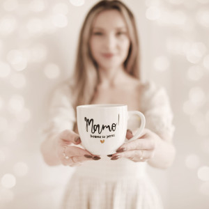 Biały kubek porcelanowy 300 ml - Złote serce i napis mamo dobrze, że jesteś dla mamy na dzień matki