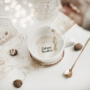 Biały kubek porcelanowy 500 ml - złote serce i napis zostaniesz dziadkiem na dnie na ogłoszenie ciąży dla przyszłego dziadka