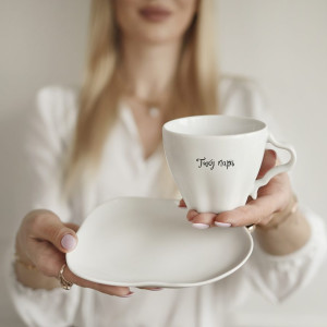 Biała asymetryczna filiżanka porcelanowa z personalizacją ze spodkiem 200 ml -  własna treść dla bliskiej osoby na każdą okazję