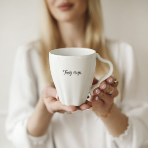 Biały asymetryczny kubek porcelanowy z personalizacją 300 ml