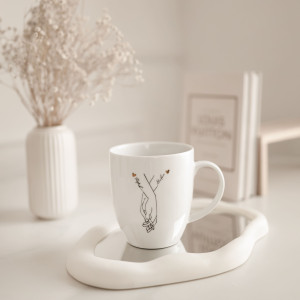 Biały Kubek Porcelanowy z Personalizacją 380 ml - Splecione Dłonie z Imionami i Serduszkami dla Pary na Każdą Okazję