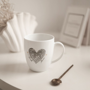 Biały Kubek Porcelanowy z Personalizacją 380 ml - Serce z Linii Papilarnych z Datą dla Zakochanych