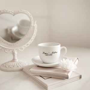 Biała Filiżanka Porcelanowa ze Spodkiem 200 ml - Personalizacja Imion i Daty ze Złotym Sercem dla Pary na Każdą Okazję